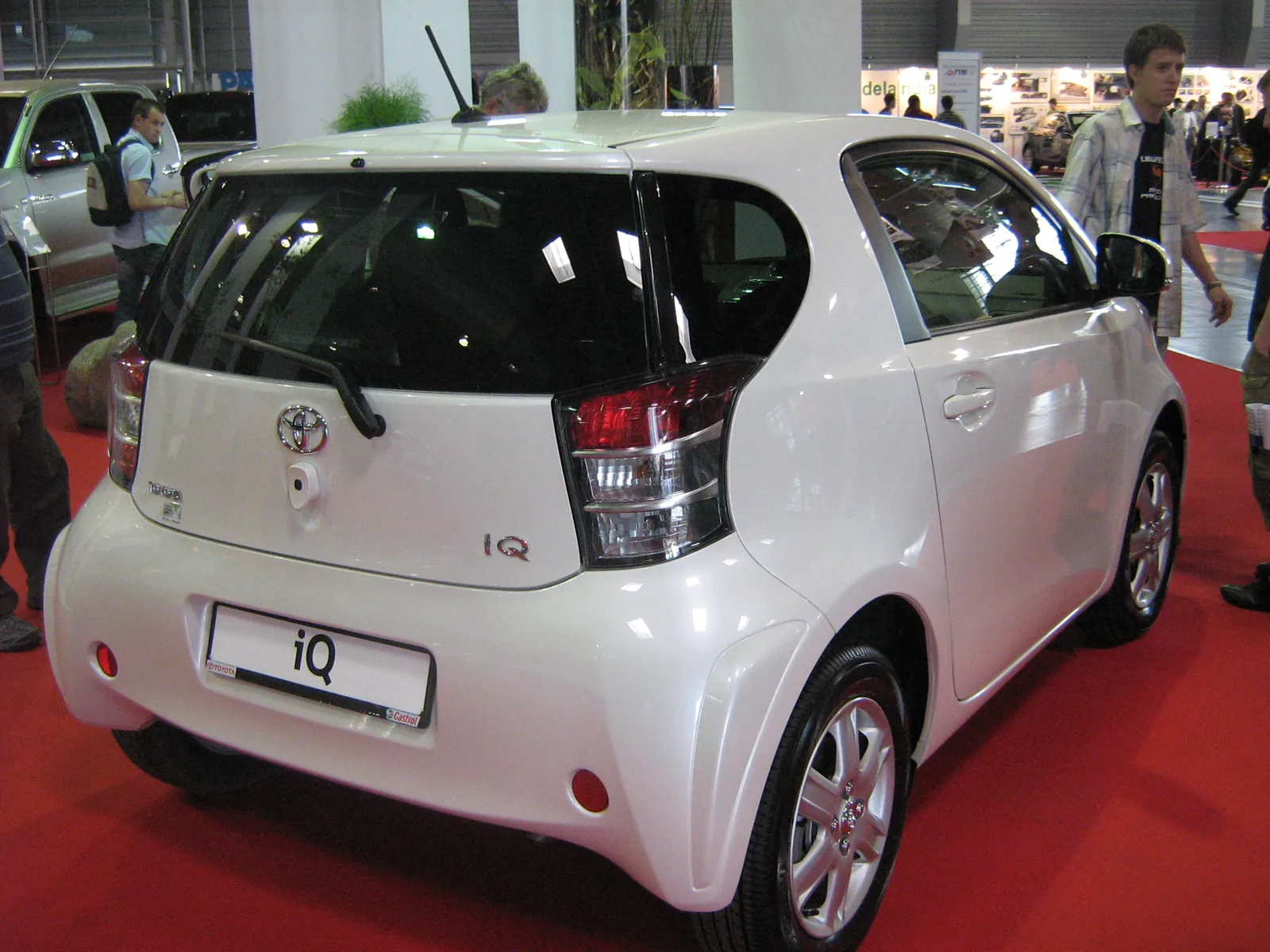 Toyota iQ AJ10, вид сзади