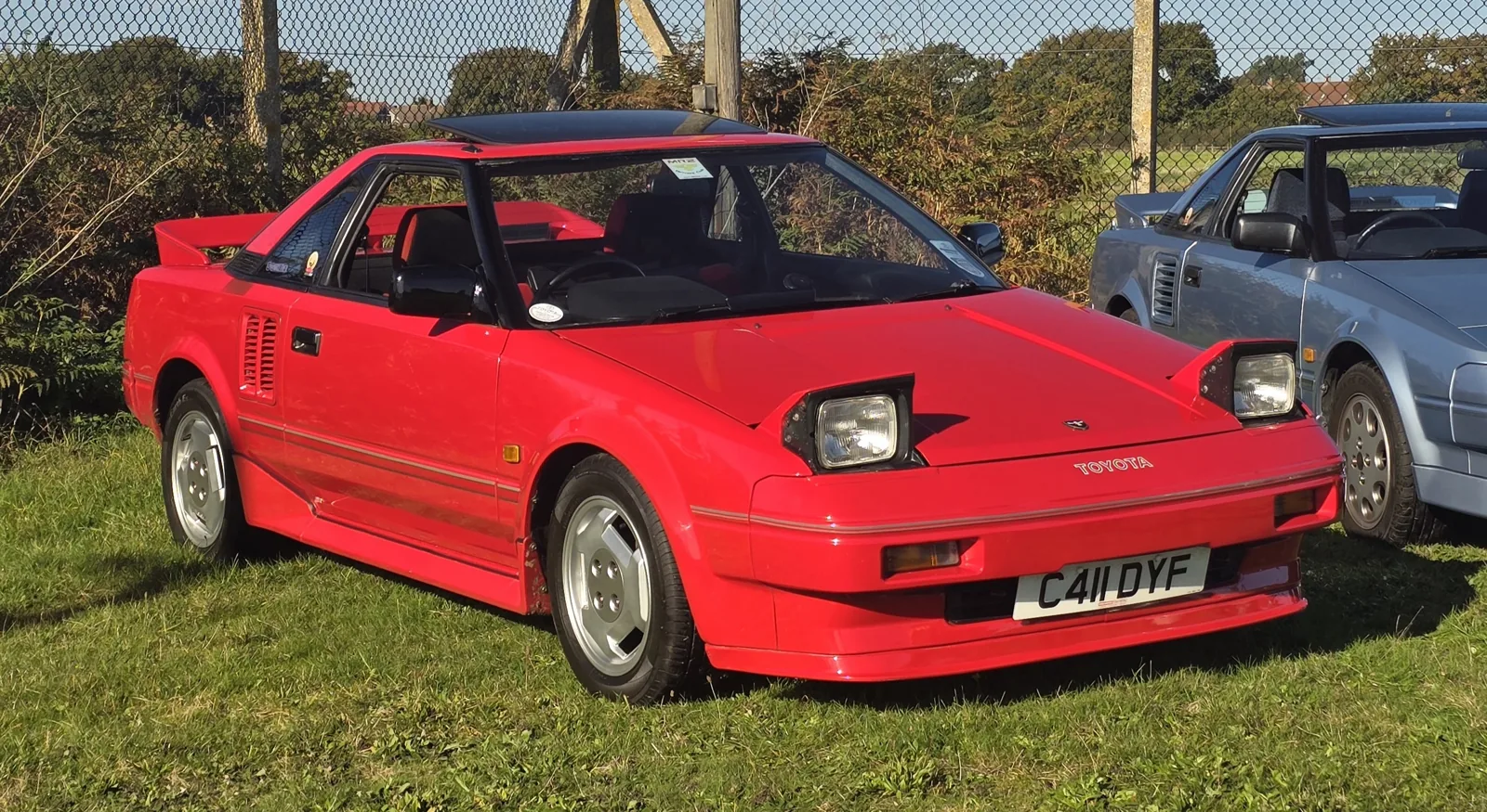 Ранний Toyota MR2 AW11 1986 года с поднятыми фарами