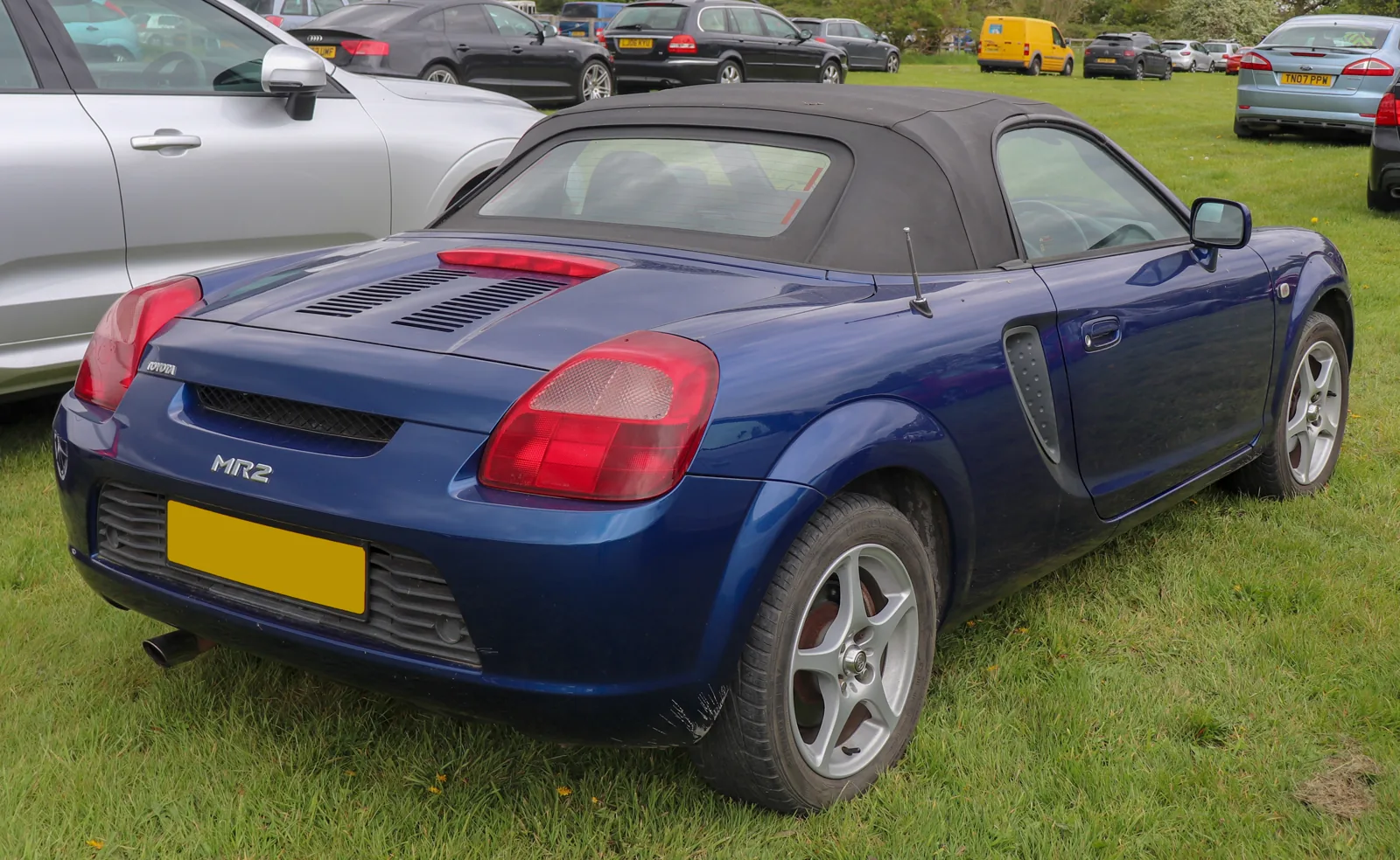 Toyota MR2 W30 с мягким складным верхом, вид сзади