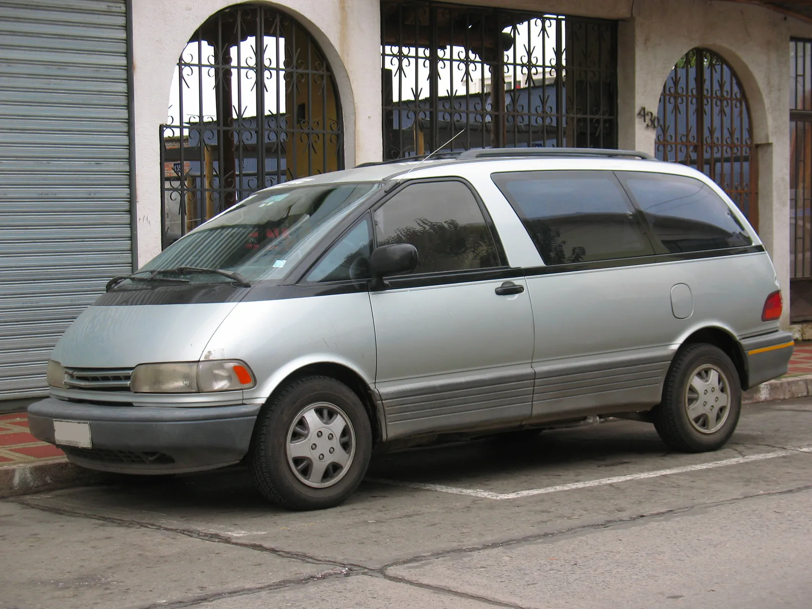 Toyota Previa XR10 2.4 GL 1992 года, вид спереди