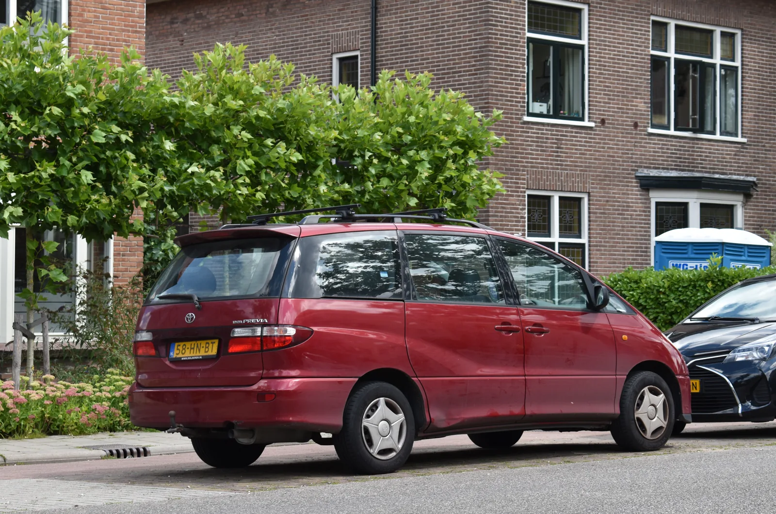 Toyota Previa второго поколения 2001 года, вид сзади