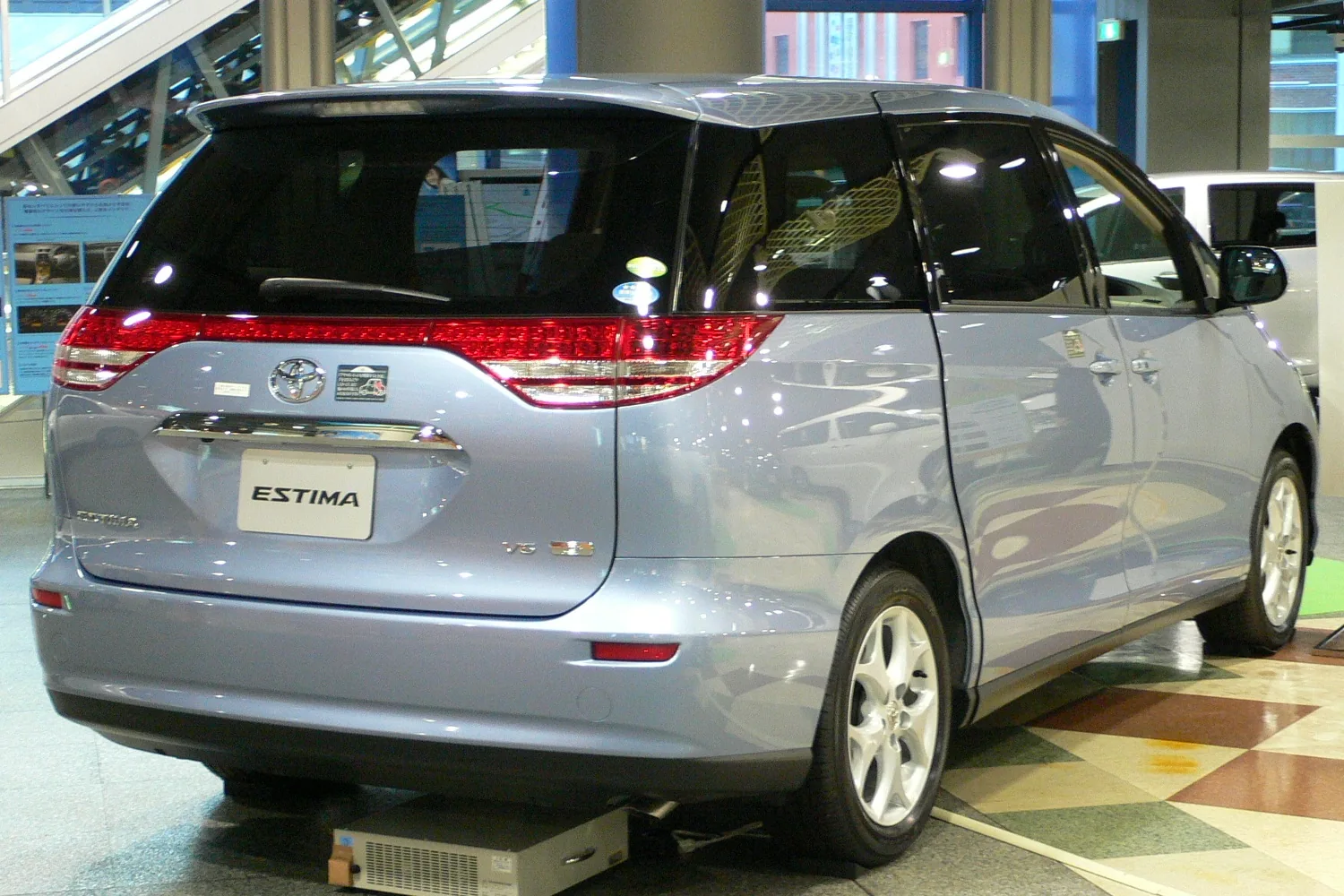 Toyota Estima XR50 в AMLUX, вид сзади