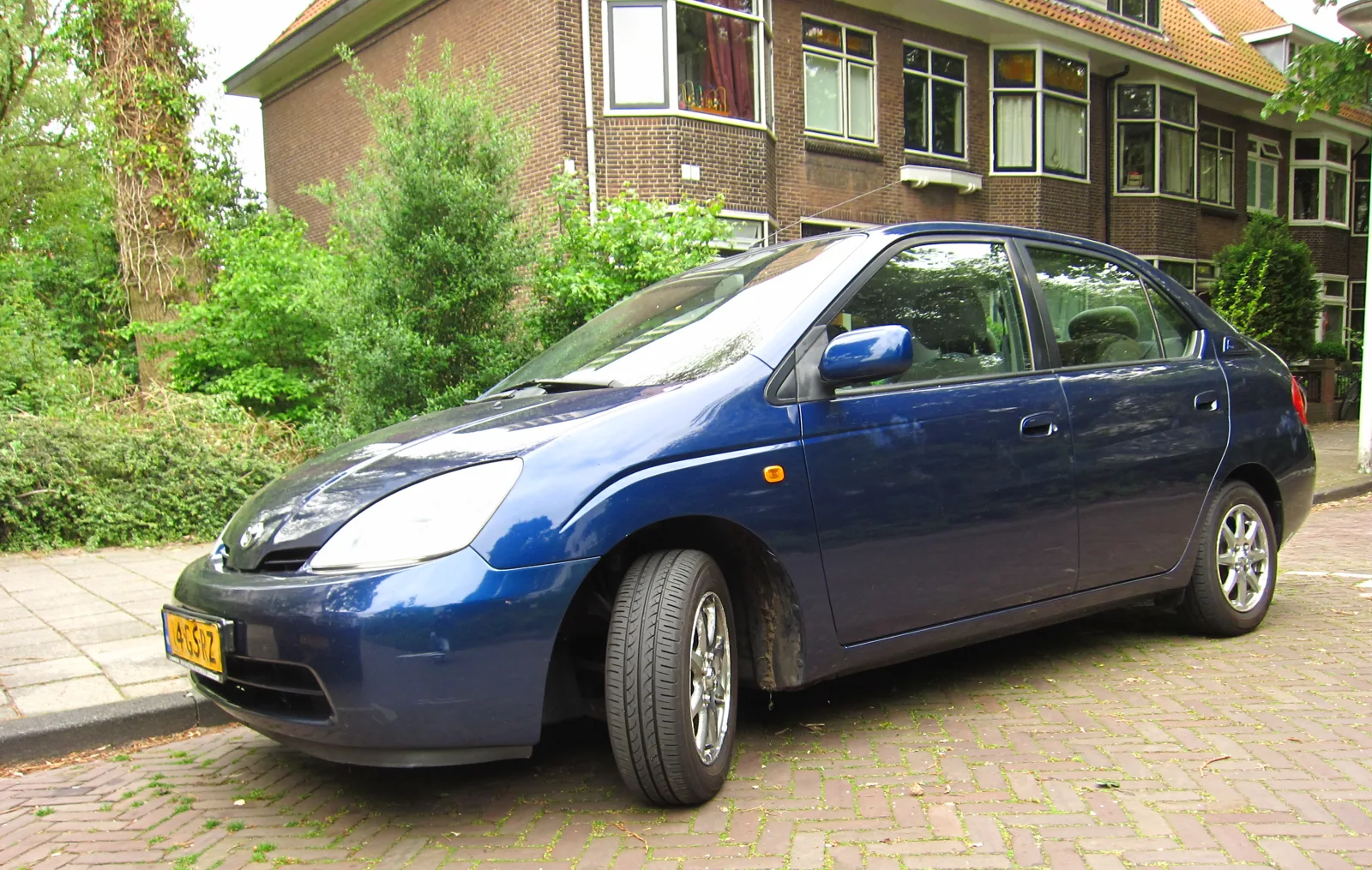 Toyota Prius NHW11 2001 года, вид спереди