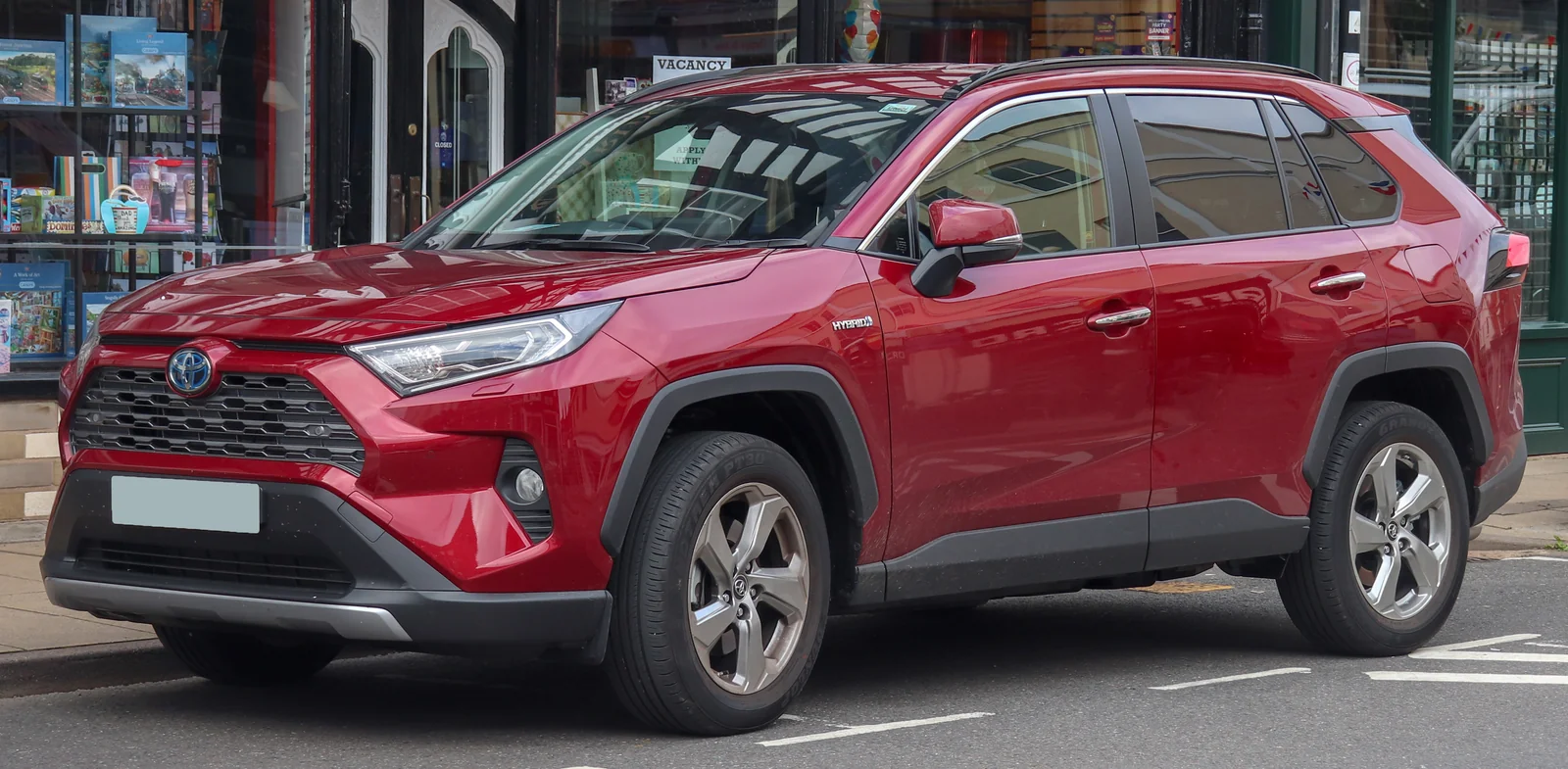 Красный Toyota RAV4 V XA50 Hybrid Excel 2019 года: вид спереди и сбоку