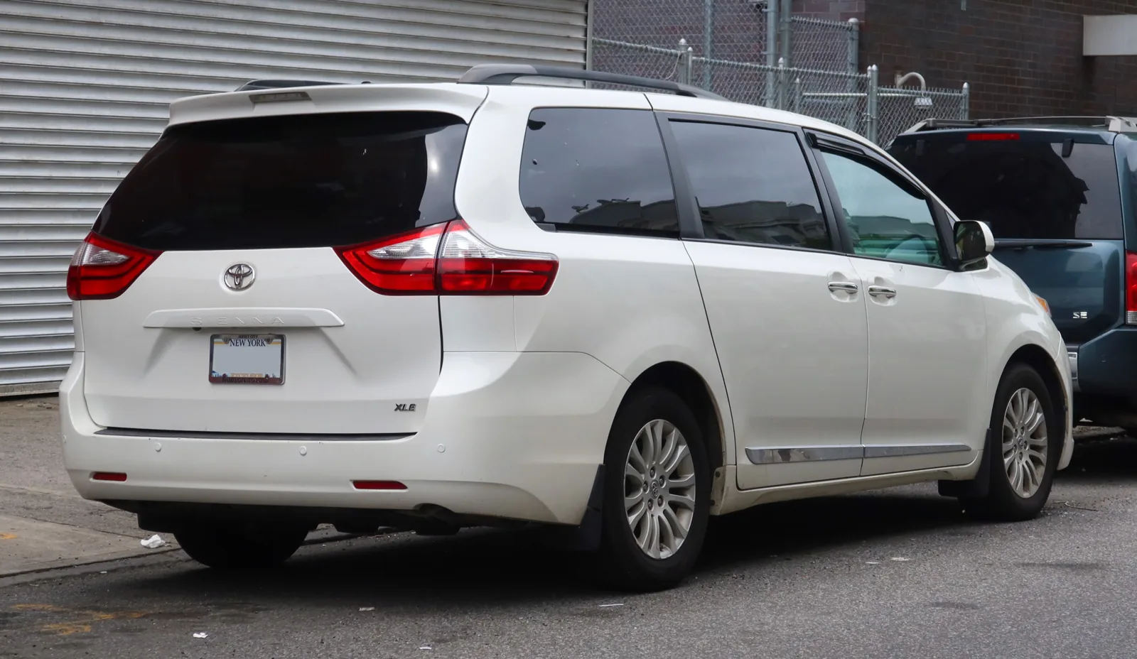 Toyota Sienna XLE 2017 года, вид сзади