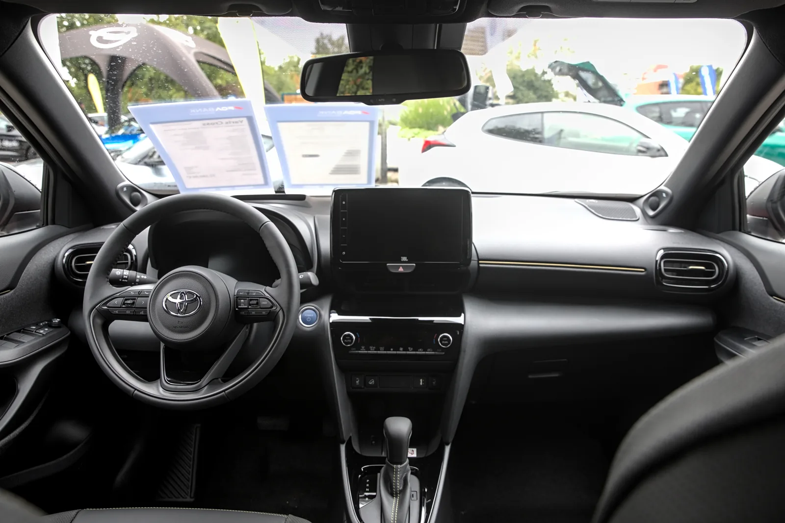 Интерьер европейского Toyota Yaris Cross Hybrid