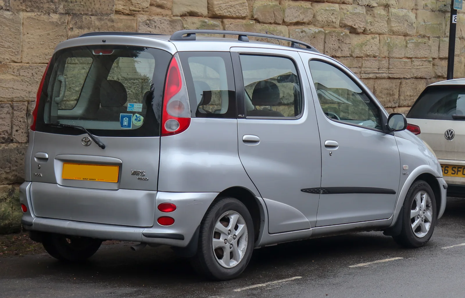 Toyota Yaris Verso XP20 2001 года, вид сзади