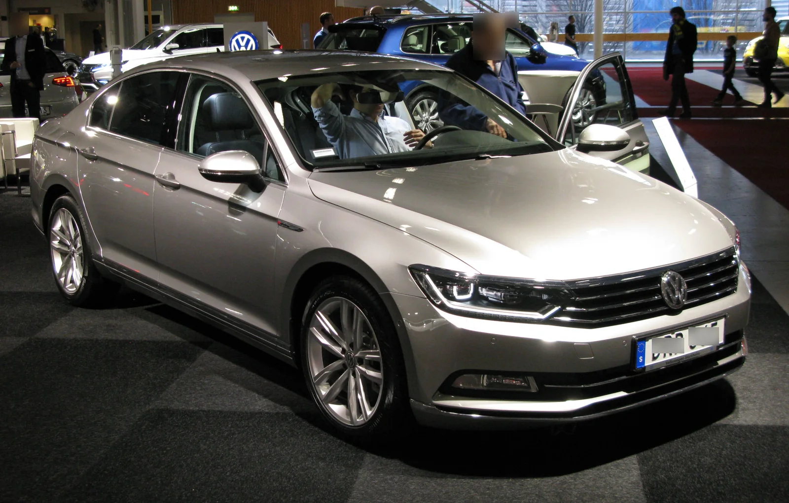 Европейский Volkswagen Passat B8, вид спереди на выставке