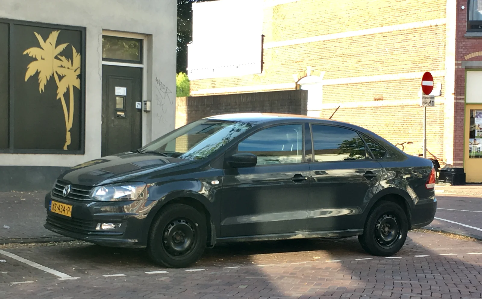 Volkswagen Polo sedan первого поколения, вид спереди