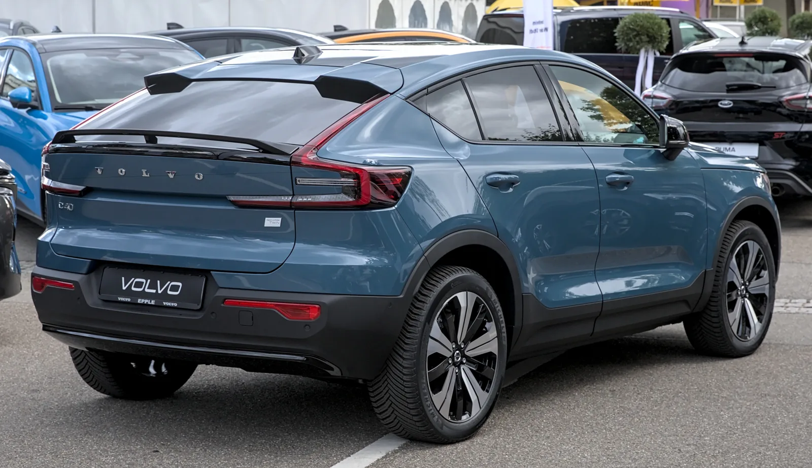 Volvo C40 Recharge, вид сзади