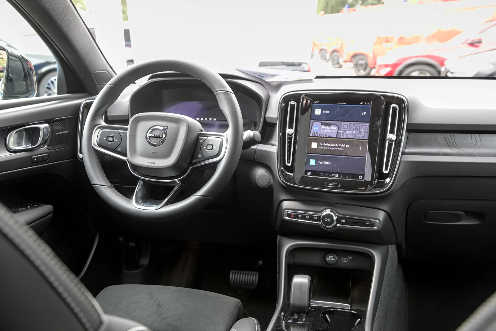 Передняя панель и экраны Volvo C40 Recharge