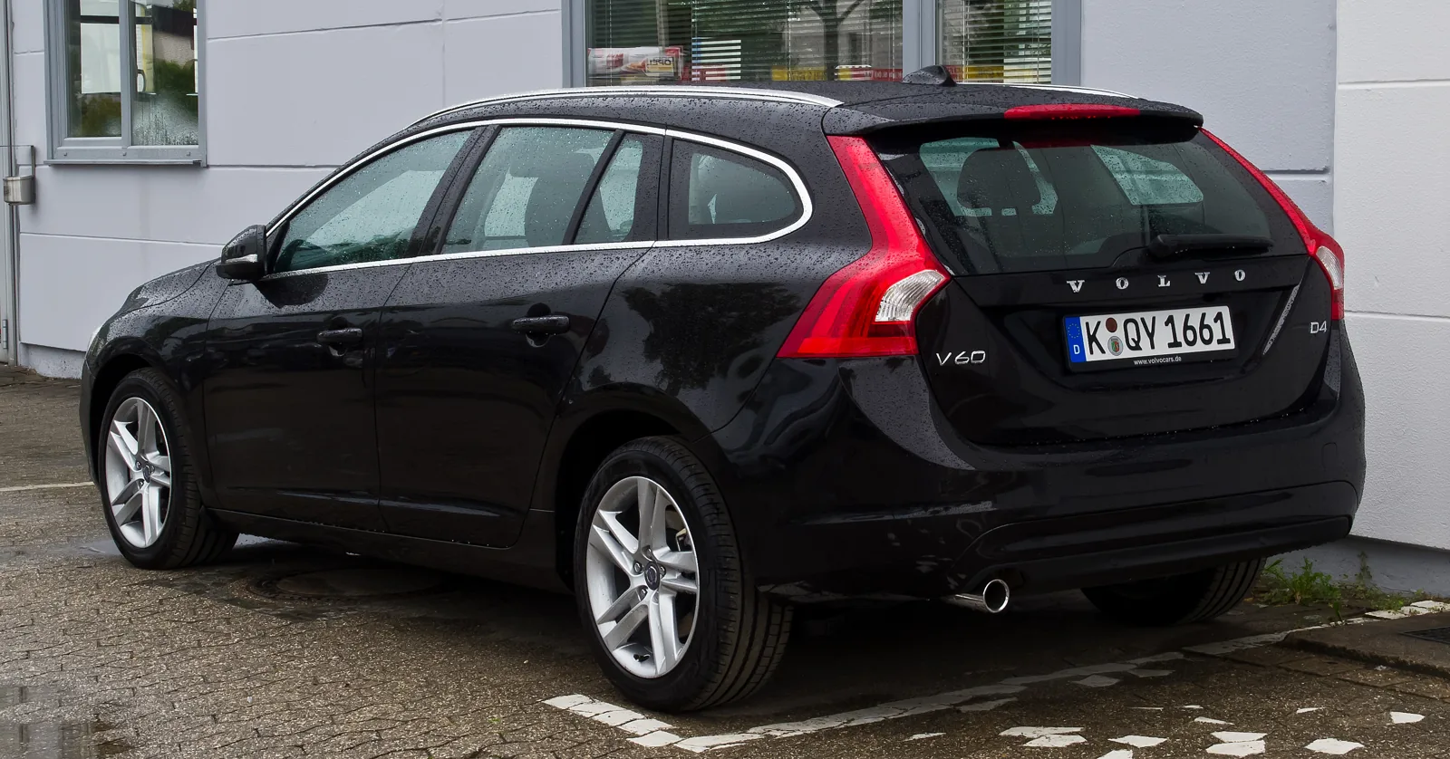 Volvo V60 D4 Summum после рестайлинга, вид сзади