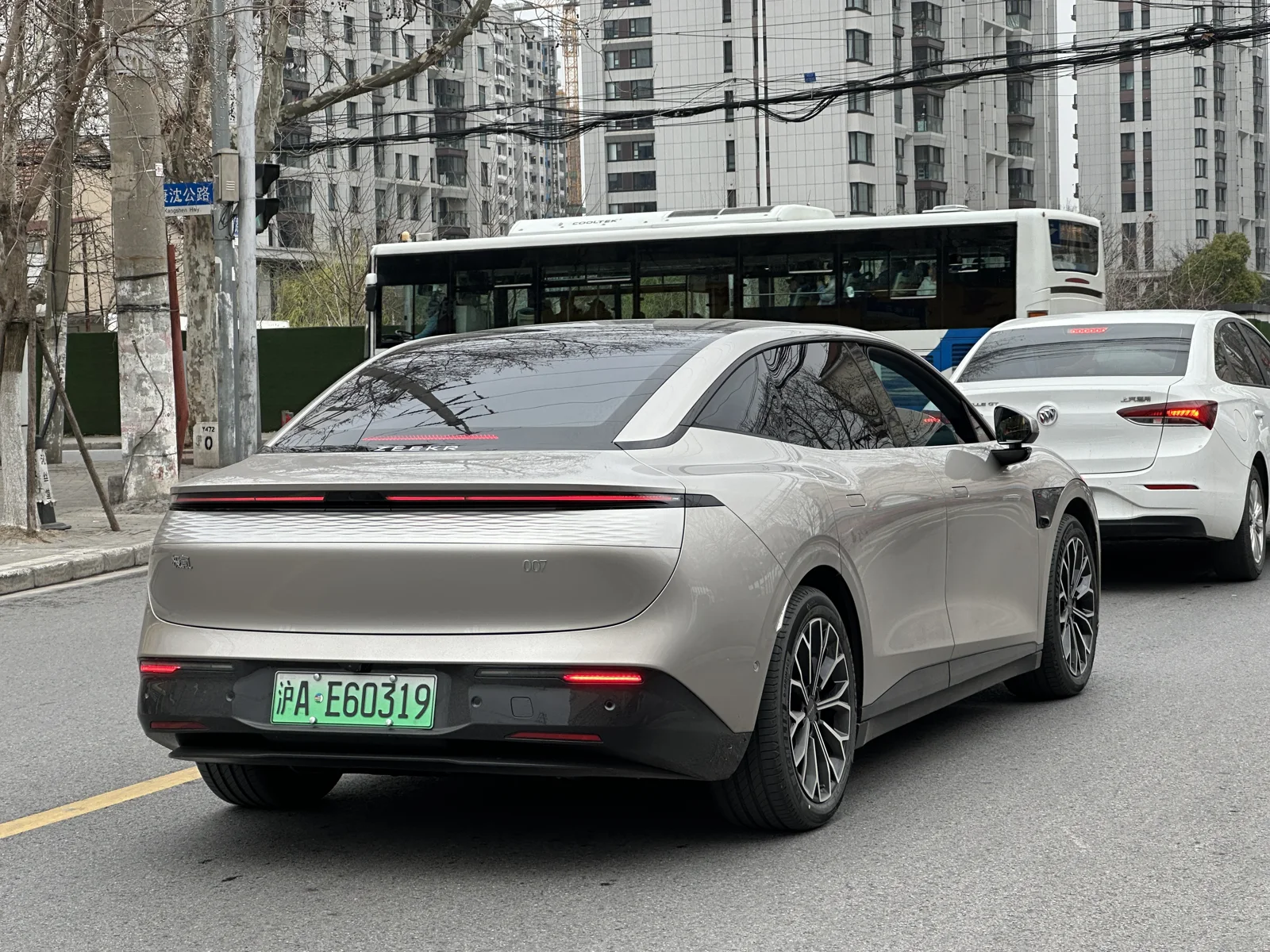 Zeekr 007 в Китае, март 2024 года. Фотография стартового кузова; батарея и комплектация по ней не устанавливаются.